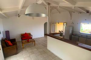 Séjour et cuisine ouverts sur la terrasse