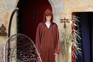 Relève assurée au Château de Saint-Chamarand : quand un jeune chevalier et son apprenti sorcier s'emparent de la ludothèque pour un séjour mémorable.