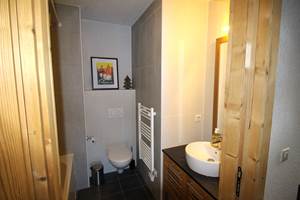 Salle de bain avec WC