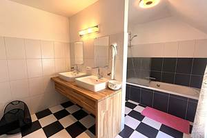 Baignoire / Douche - double lavabo - wc pour votre intimité