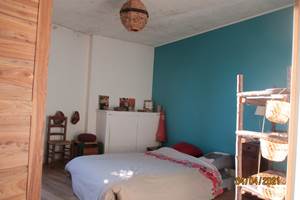 Vue grande chambre depuis porte ++