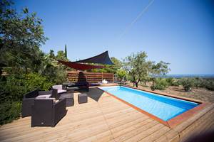 Piscine de La Bergerie du château de Fitou vue sur la mer et La garrigue