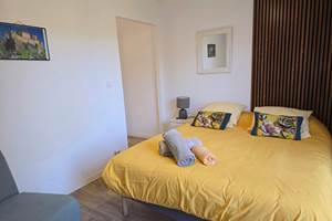 La chambre avec un grand lit en 160cm et un canapé lit d'appoint