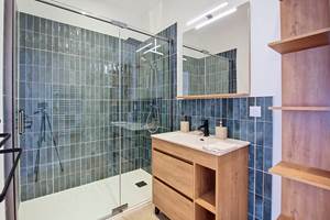 Salle d’eau moderne avec grande douche dans le gîte Le Pressoir