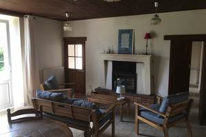 Le séjour, vue sur le coin salon et sa cheminée