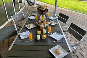 le petit déjeuner pour les clients des chambres d'hôtes