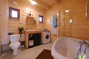 Salle de bain avec baignoire d'angle et WC