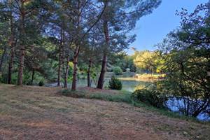 <img src="parc-hacienda-soubran.jpg"       alt="Parc de 4 hectares de L’Hacienda de Soubran avec étang et arbres centenaires"       title="Parc et étang de L’Hacienda de Soubran, Charente-Maritime">
