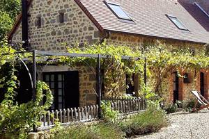 La PICHONNA cottage de charme classé 5 étoiles pour 4 personnes avec piscine, tennis privé, étang de pêche dans un parc de 9 hectares paysagé