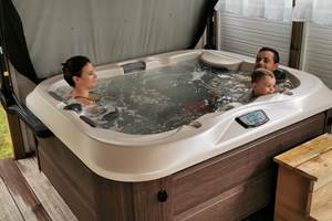 Jacuzzi couvert et privatif pour un moment de détente romantique en couple au Lodge de Kerescar à Plouarzel en Bretagne