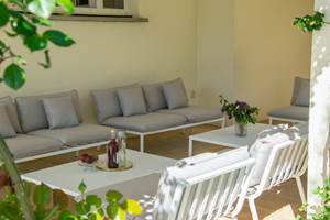sous la terrasse vue piscine