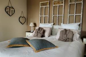 alombredelacheneraie_chambre2_grand_pic_saint_loup_tourisme_gite_les_vignes