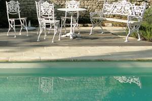 La piscine et son mobilier de jardin en fonte d'aluminium