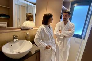 Salle de bain avec douche italienne et double vasque