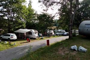camping-la-perle-creuse-emplacements nus ombragés