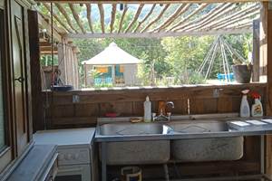 cuisine d été camping, evier, gaziniere et vaisselle à disposition, frigidaire à reserver