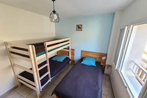 Les gîtes de Moussan - Montbrun Les Bains - chambre 3 lits simples - 1er étage - gîte 3