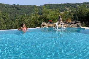 Le bouddha veille sur la piscine