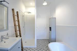 Vue de la grande salle de bain et douche - Domaine des Cyclamens