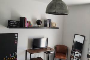 gîte chambre industrielle espace bureau, télévision, jeux et tableau enfants