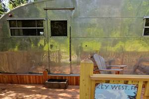 camping-la-perle-caravaneUS-Key West-détail panneau