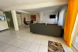 Vue du séjour - Espace nuit derrière le mur