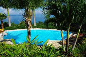 vue piscine mer depuis la terrasse