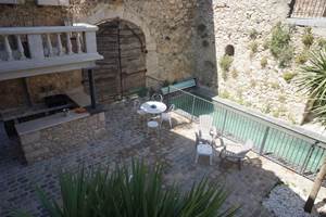 Piscine sécurisée chauffée sur demande, en accès direct depuis la terrasse du gîte