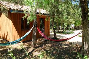 La cabane des 1000 Pailles avec ses deux hamac et le chemin d'accès aux hébergements