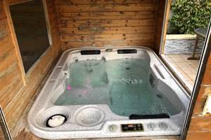Lerougeetblanc-chambre hote gite-auxerre yonne bourgogne franche comté-piscine spa sauna hammam jacuzzi-famille couple mariage-repas dégustation- repos calme campagne-guedelon vezelay chablis joigny_Jacuzzi1