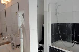 Double lavabo baignoire douche wc sèche cheveux