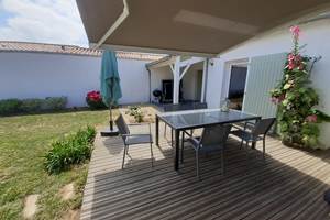 Terrasse et patio (équipés de table, 10 fauteuils pour déjeuner, barbecue et table de Ping-pong)