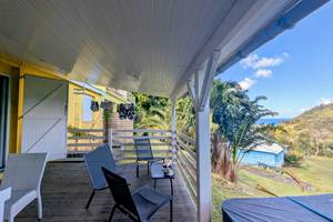 Terrasse en bois du bungalow avec vue sur la mer à Deshaies en Guadeloupe