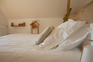 Toutes nos suites disposent d'un lit de haute qualité king size réalisé par un artisan litier local