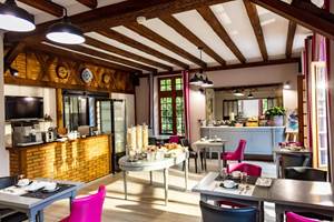 Hostellerie du grand duc salle de petit dej 1