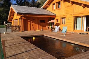 Vue de la terrasse bois avec sa piscine aussi en bois