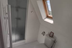 Une salle de douche à l'étage