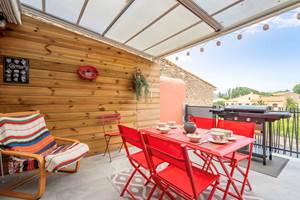 terrasse-exterieure-table-rouge-gite-famille