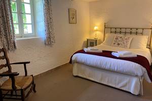 La chambre avec lit 150 cm