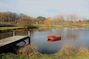 Le petit étang de pêche du Domaine de Louveraude