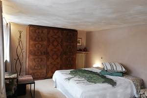 chambre à coucher calme attenante à la sdb