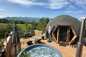 Dôme avec vue sur les Pyrénées et bain nordique