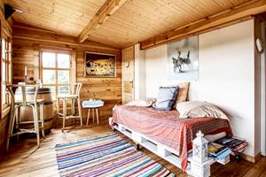 chalet cocooning avec coin repas, salle de bain et toilettes