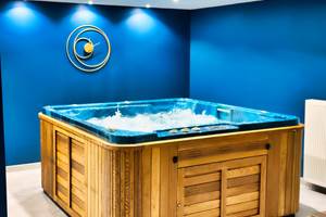 Jacuzzi privatif en bois dans spa intimiste – Spa Le Magnolia