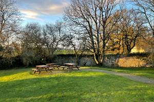 jardin clos avec ses tables pique niques