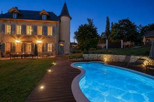 Piscine extérieure d'un manoir de charme dans les Montagnes du Jura