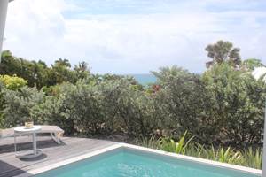 Villa Lagon vue sur le jardin d'ornement depuis la piscine