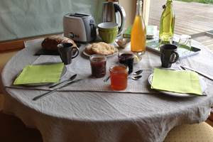 Petit-déjeuner de produits de terroir ou faits maison, thés et café équitables