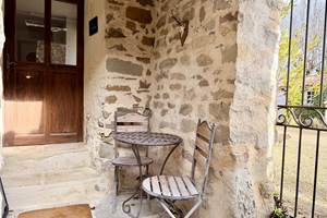 Petite terrasse privative devant l'entrée de la chambre