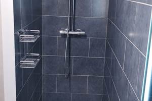Douche italienne spacieuse et confortable